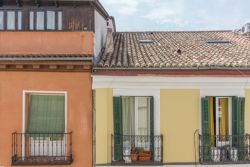 Fotografía: Fachadas tradicionales en el Barrio de las Letras, Madrid