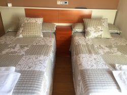 Fotografía: Habitación doble con ducha y lavabo