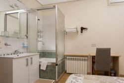 Fotografía: Habitación doble con ducha y lavabo