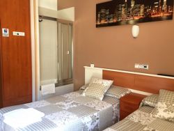 Fotografía: Habitación doble con ducha y lavabo